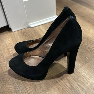 BCBG BLACK velvet Pumps